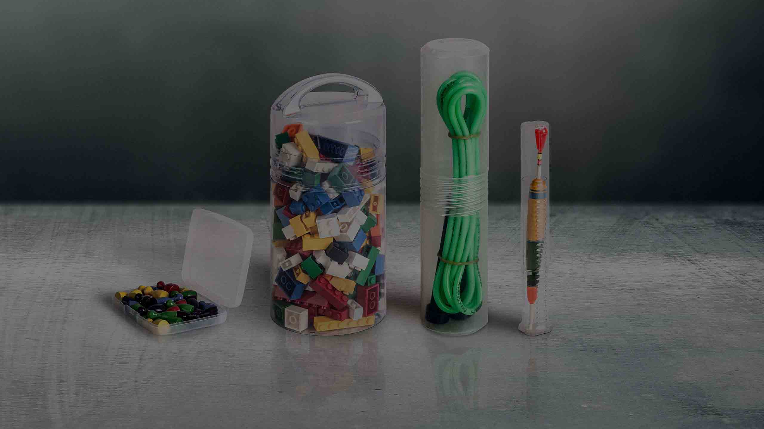 Une sélection de solutions d'emballage en plastique pour les articles de sport et les jouets.
